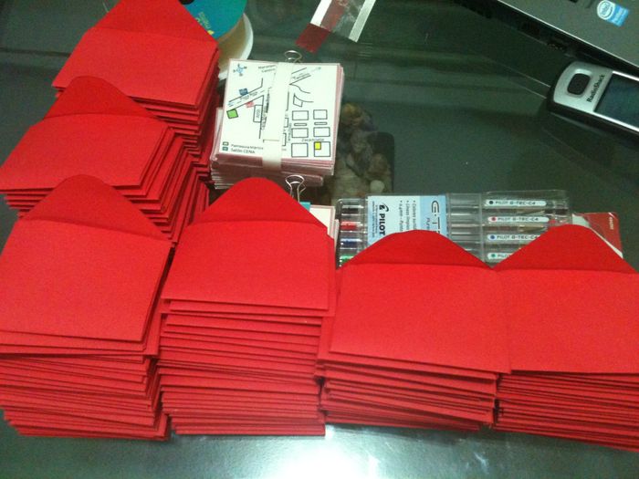 Acercamiento Sobres de Nuestras Invitaciones DIY para TANGRAM e Instrucciones