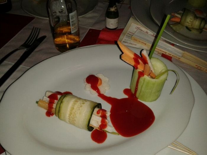 La entrada- rollos de pepino con jicama y zanahoria