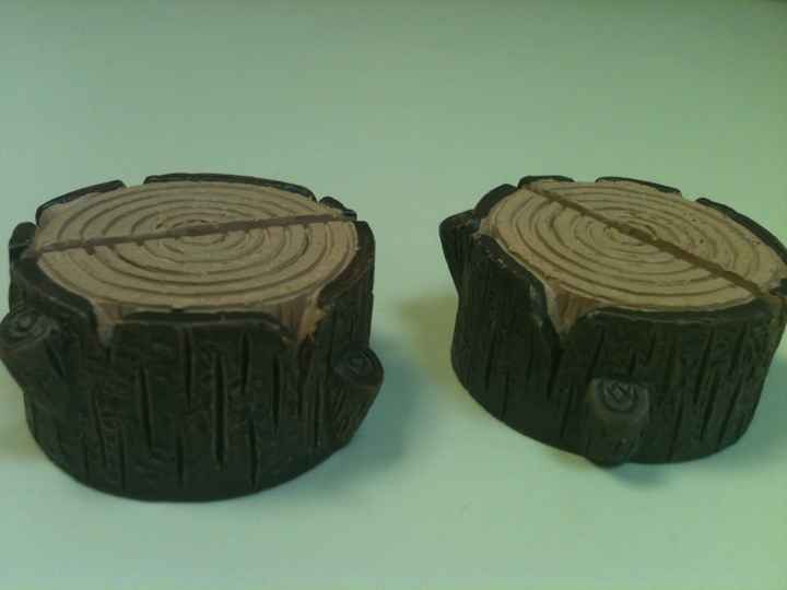 Nuestros portatarjetas de tronquito ad hoc a nuestros centros de mesa