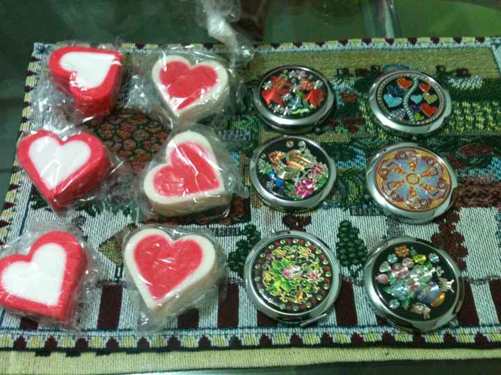 Regalos de agradecimiento para damas: velas de corazon y espejos