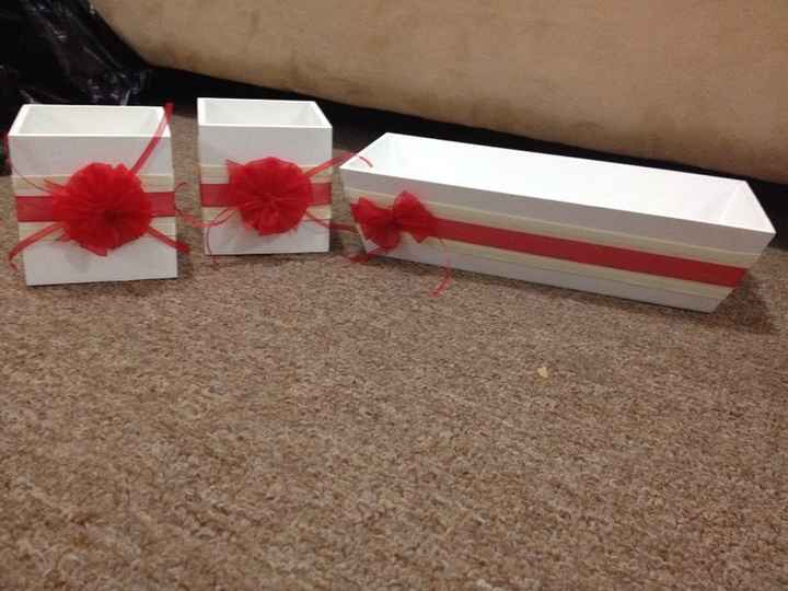 Cajas adornadas para las plumas con las que escribiran sus nombres sobre su huella en el arol de hue