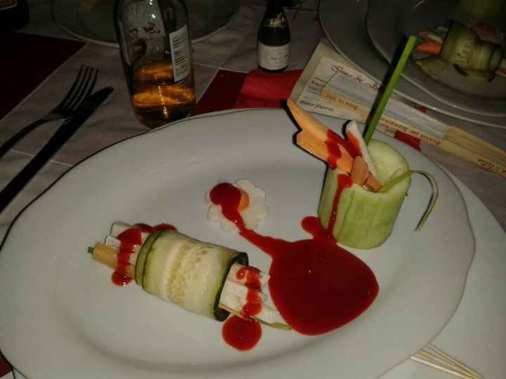 La entrada- rollos de pepino con jicama y zanahoria