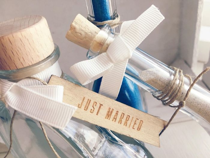 Mensajes en botellas tiradas hacia el mar, dirigidas en nombre del amor.