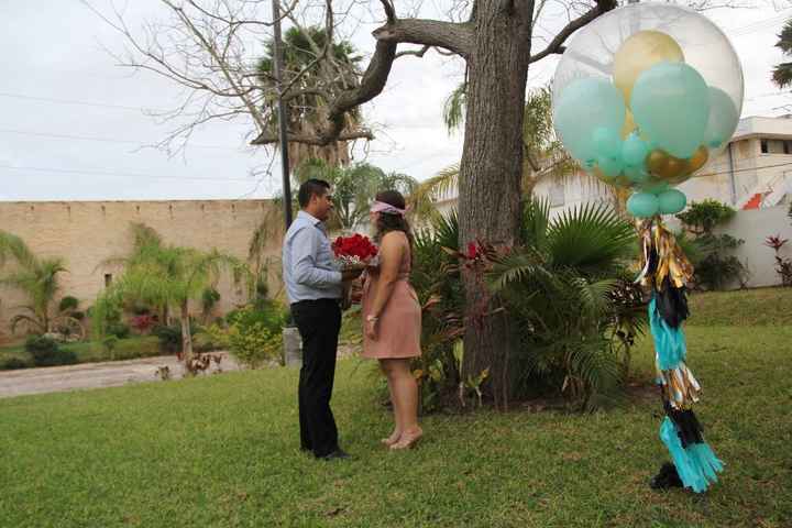 cuando me dio las flores, mis ojos vendados