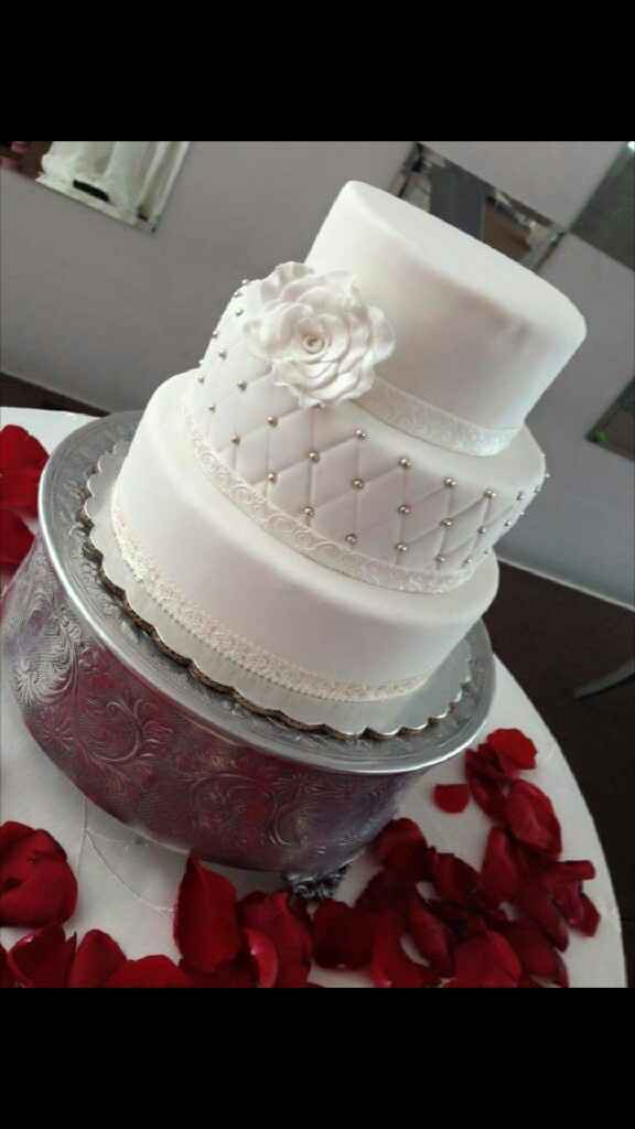 Simple y elegante: Pastel de boda blanco - 1