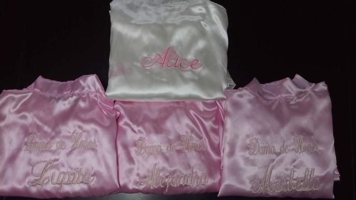 Accesorios: Batas para bridesmaids👱🏻‍♀️👱🏽‍♀️👱🏿‍♀️ - 1