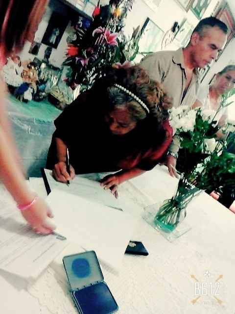 mi mami firmando