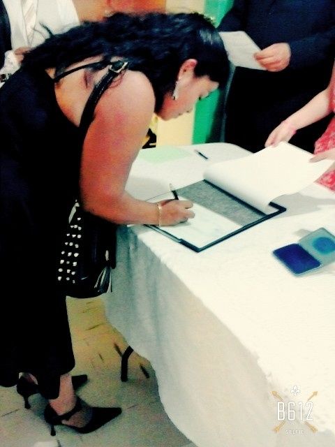 mi suegrita firmando