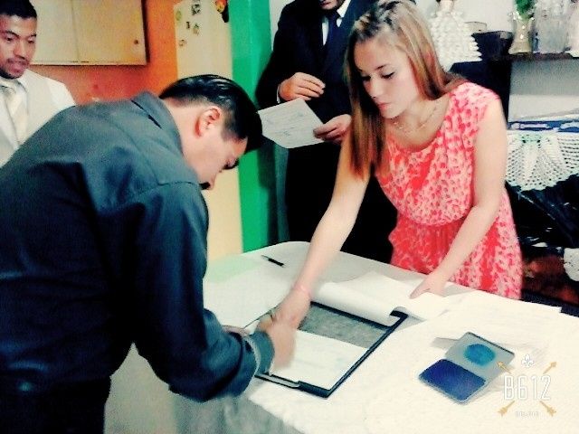 mi suegro firmando