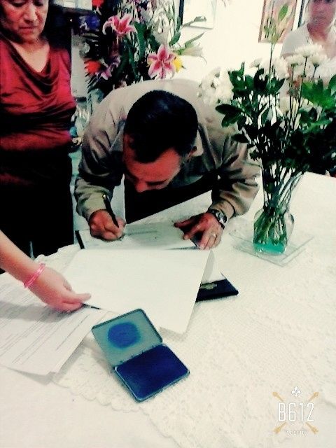 mi papa firmando (bien resignado jajajja)