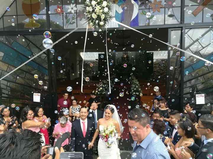 No puedo tirar Pétalos ni arroz al termino de la misa. - 1