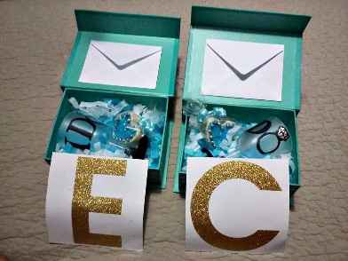 El interior de cada caja: Inicial de su nombre, copa "I DO" con su nombre & fecha de la ceremonia, P