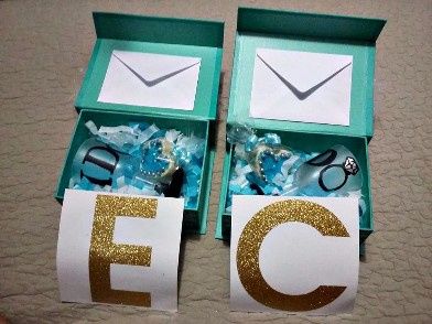 El interior de cada caja: Inicial de su nombre, copa "I DO" con su nombre & fecha de la ceremonia, P
