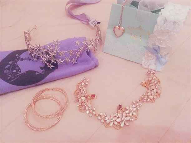 Avances: tocado de estrellas para b civil, tocado para b religiosa, liguero, camafeo para ramo