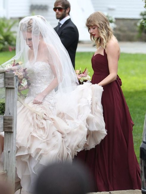 El vestido de Abi esta hermoso, un Stella York