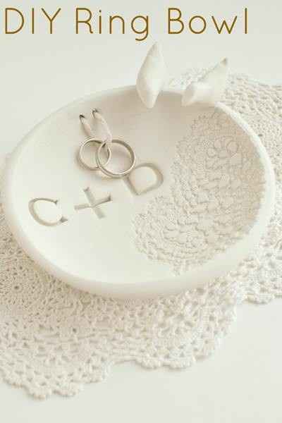 Una idea creativa para presentar los anillos de matrimonio para tu día especial!! Hazlo tu misma!! E