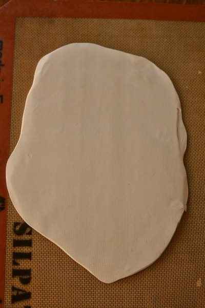 Así debe quedar la arcilla una vez que la extiendes con el rodillo. Extiéndela en una base para segu