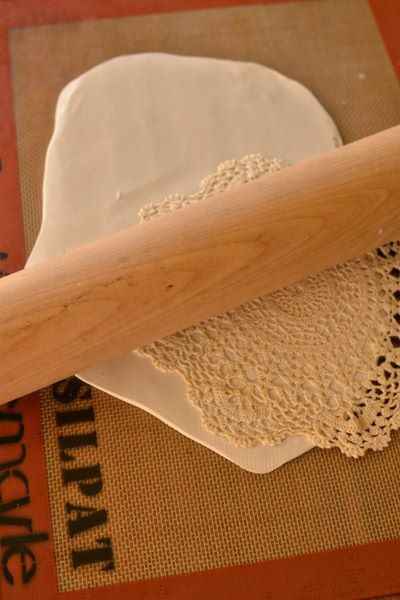 Toma la carpeta que quieres usar para el adorno de tu plato. Acomoda en un extremo y utiliza el rodi