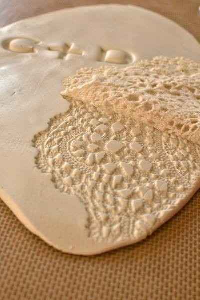 Una vez que las letras ya las retiraste y quedaron marcadas en la arcilla retira poco a poco la carp