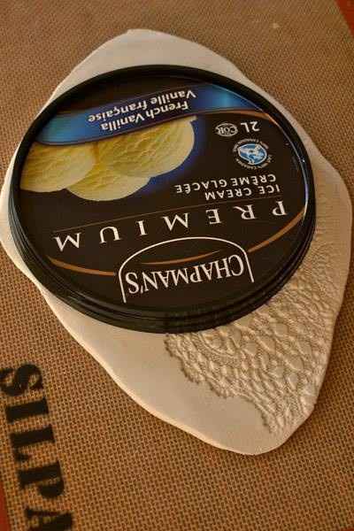 Con una tapa redonda del tamaño que quieras el bowl, "corta" la arcilla puedes ayudarte con la tapa 