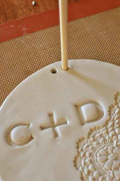 Con el palito de bambú haz los orificios en la parte superior.