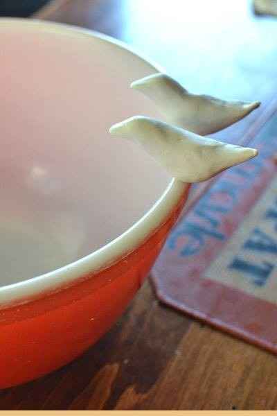 Los pajaritos los colocas en el bowl que vas a meter al horno para que la arcilla tome la forma circ