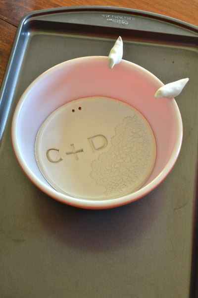 Coloque la arcilla en el fondo del tazón. Empuje hacia abajo un poco para que tome la forma de la ta