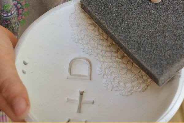 Con la lija comienza lijando los bordes poco a poco para obtener una superficie lisa sin grumos o bo