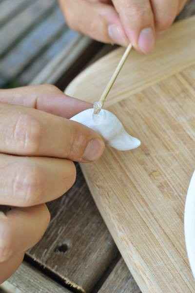 Coloque una pequeña cantidad de cola E-6000 en la ranura de sus aves y se adhieren al borde de su bo