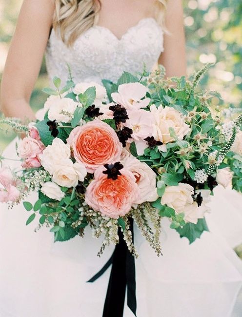 con flores blancas y coral 