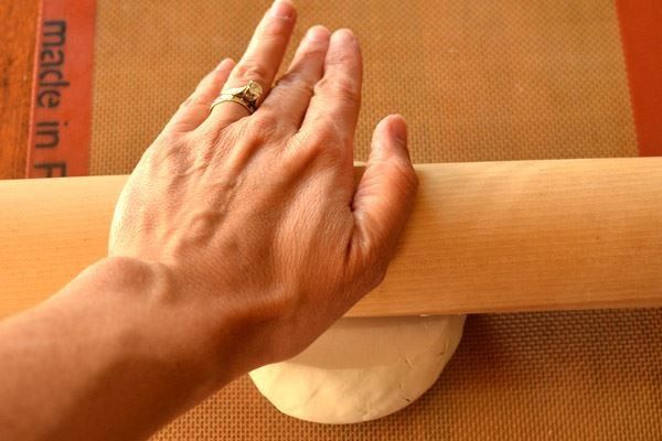 Ayúdate con el rodillo para aplanar la arcilla, hazlo hasta que quede aproximadamente de un grosor d