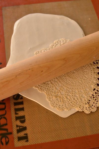 Toma la carpeta que quieres usar para el adorno de tu plato. Acomoda en un extremo y utiliza el rodi