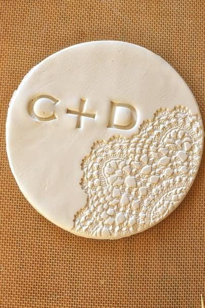 Así quedaría la arcilla con la textura y las letras una vez que lo hayas cortado.