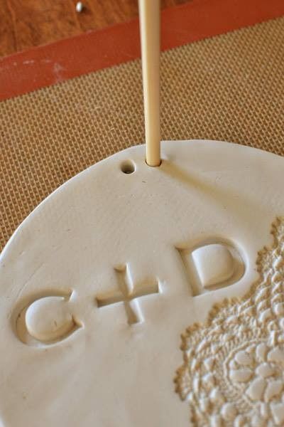 Con el palito de bambú haz los orificios en la parte superior.