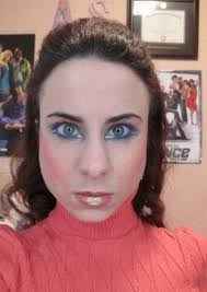 c)lo que nunca haria seria exagerar con mi maquillaje y mi persona !