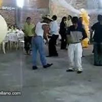 b) lo que nunca haria seria poner musica o tener invitados como los de "un rayo de sol"