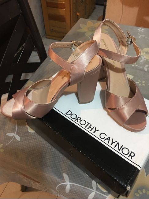 Zapatillas listas para el gran día. 👠✅  y vestido listo para la sesión de fotos 📸 - 2