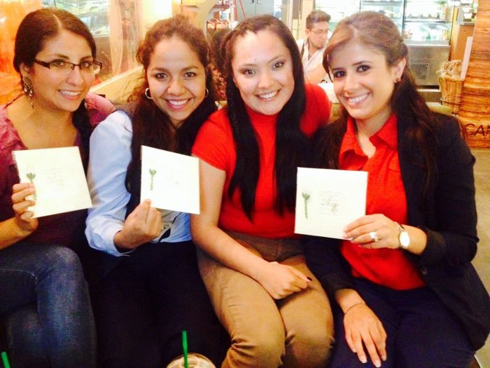 Entregando invitaciones con mis amiguitas chulas 👭👭