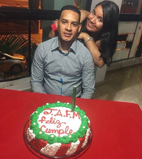 mi amor y yo, con el pastel que hice para su cumpleaños :)