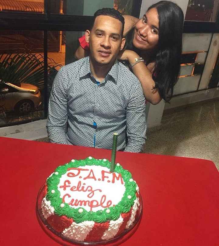 mi amor y yo, con el pastel que hice para su cumpleaños :)