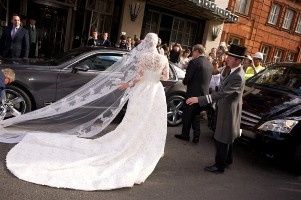 Nikky y su largo velo de novia