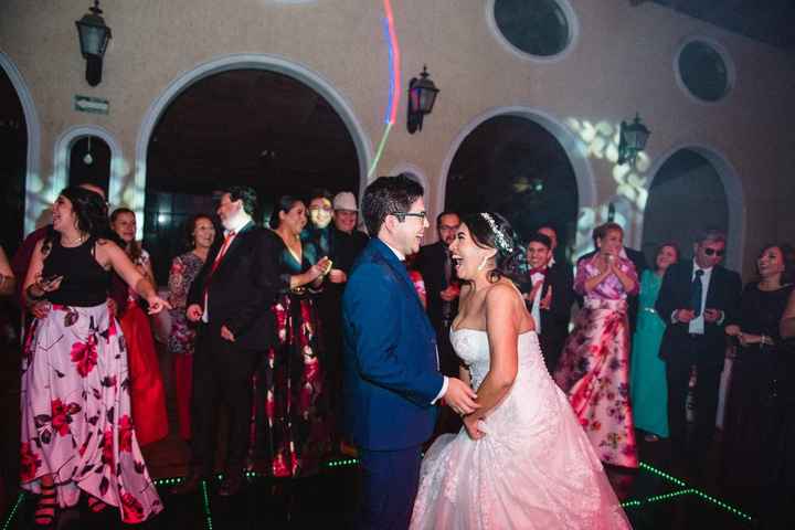 1) Bailando