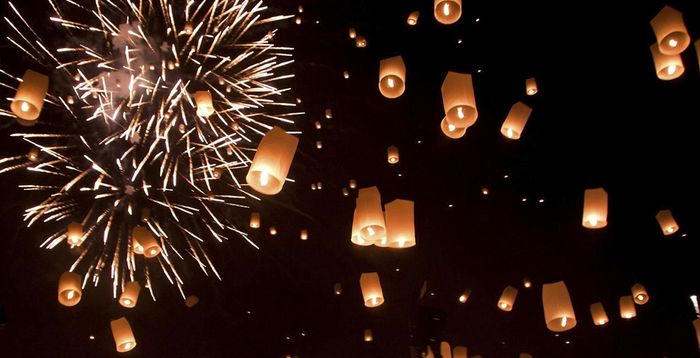 Globos de cantoya y fuegos artificiales