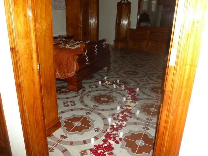 Camino de rosas a la entrada del cuarto
