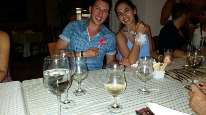 Esa noche despues de la cena, entregamos los respectivos corsage y boutonierre a cada uno de los inv