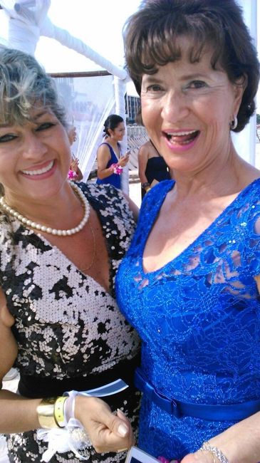 despues de  la ceremonia... mi mami y mi suegra.. estaban felices!!!