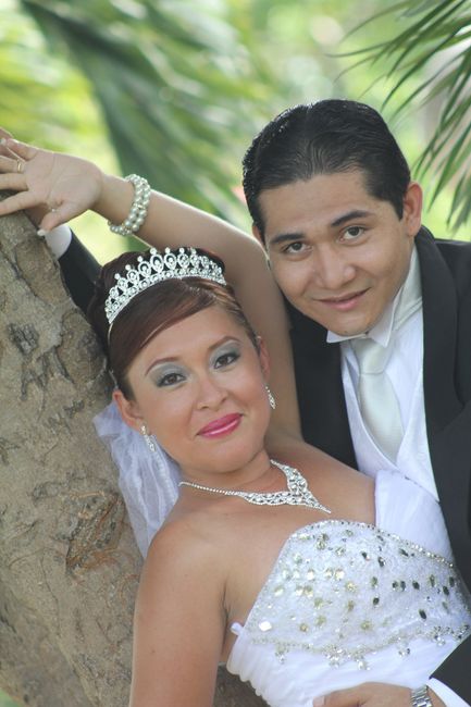 Junto a un arbol