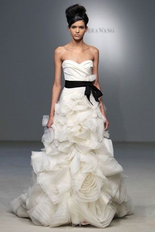 Vestido blanco con liston negro o de un color es malo?? - 1