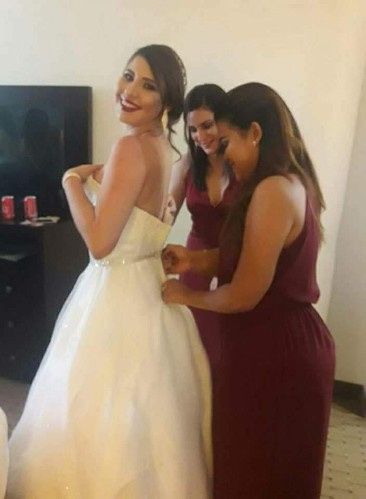 la que esta justo detrás de mi tocando mi vestido es la que me encontro la lenceria ♥ jajaja