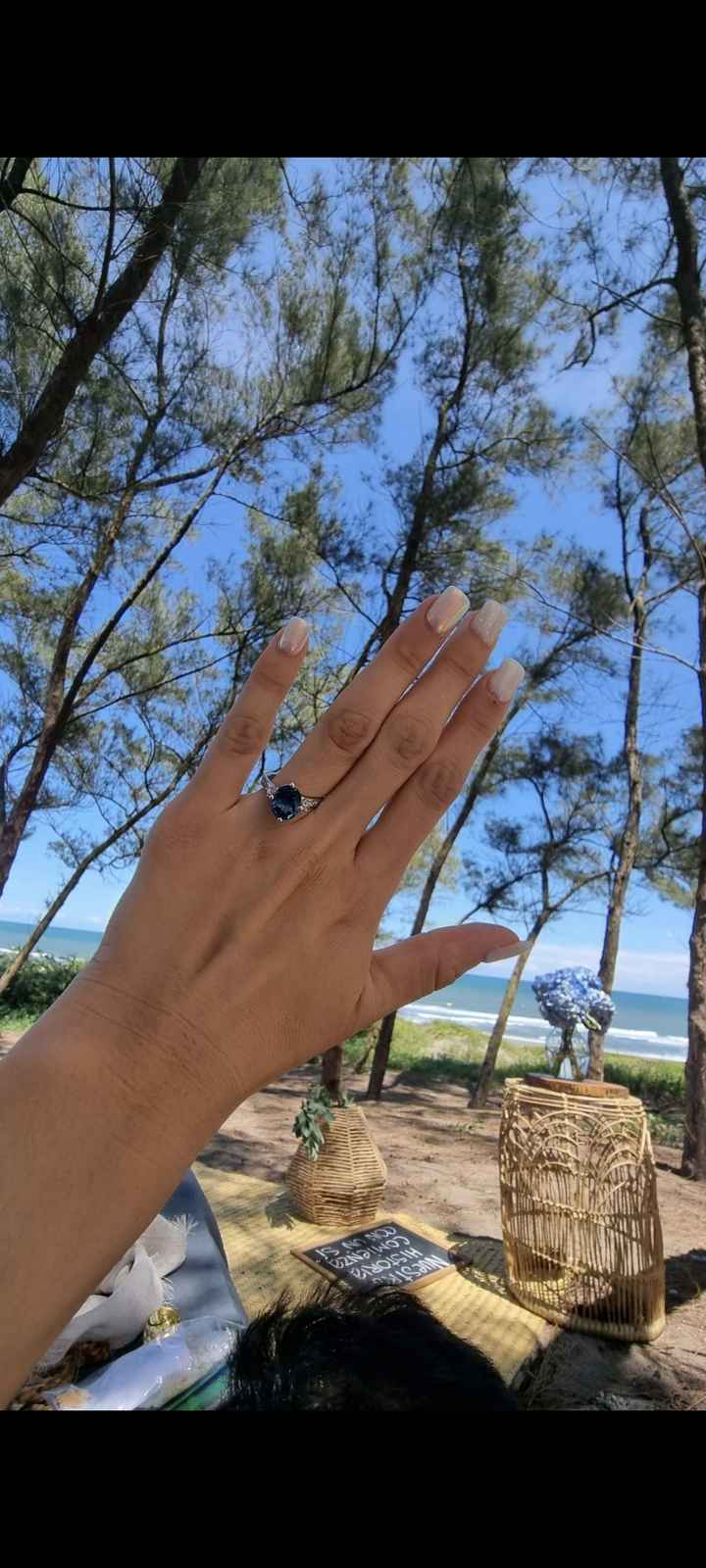 📸 Publica una foto mostrando su anillo de compromiso o alianza de boda - 1